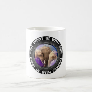 Skjut inte oss Elephant-familjen Kaffemugg