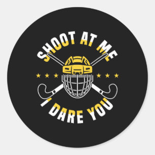 Skjut På Mig Jag Utmanar Dig Landhockeyspelare  Runt Klistermärke