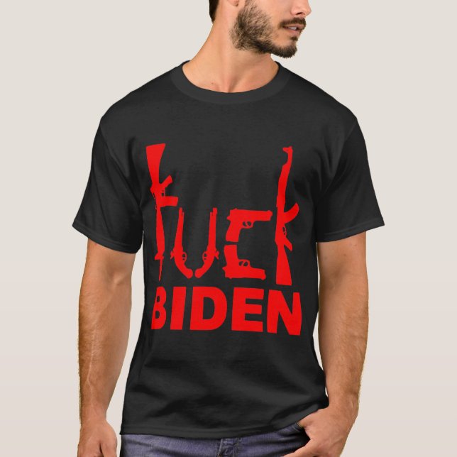 Skjutvapen F**|< Biden #USAPatriotGraphics © T Shirt (Framsida)