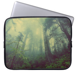 Skog från nedan laptop fodral