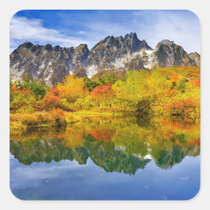 Skog och berg i det scena landskapet fyrkantigt klistermärke