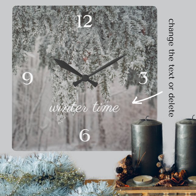 Skog som är täckt av grenar och snö fyrkantig klocka (Skapare uppladdad)