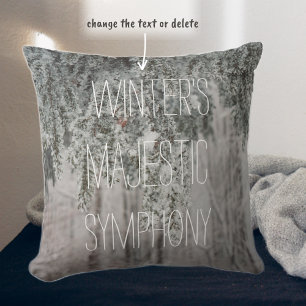 Skog som är täckt av grenar och snö kudde