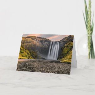 Skogafoss vattenfall i morgonsoluppgången kort