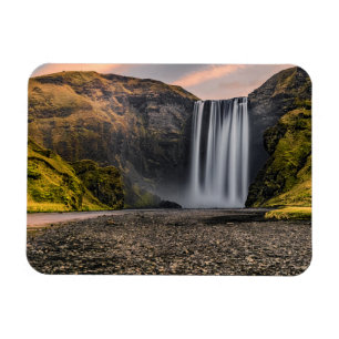 Skogafoss vattenfall i morgonsoluppgången magnet