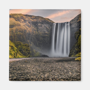Skogafoss vattenfall i morgonsoluppgången magnet