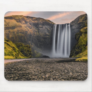 Skogafoss vattenfall i morgonsoluppgången musmatta