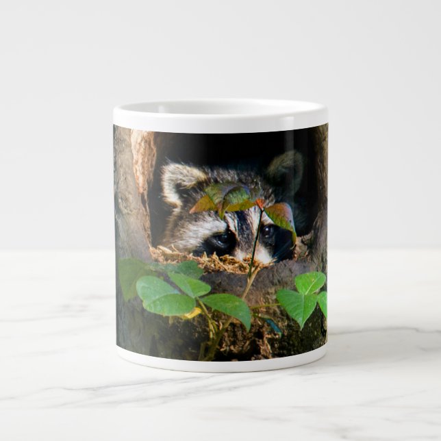 Skogar | Raccoon Peeking Jumbo Mugg (Framsidan)