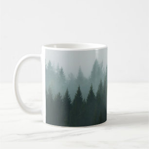 Skogen i morgondimman i berget. Spruce Kaffemugg