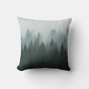 Skogen i morgondimman i berget. Spruce Kudde