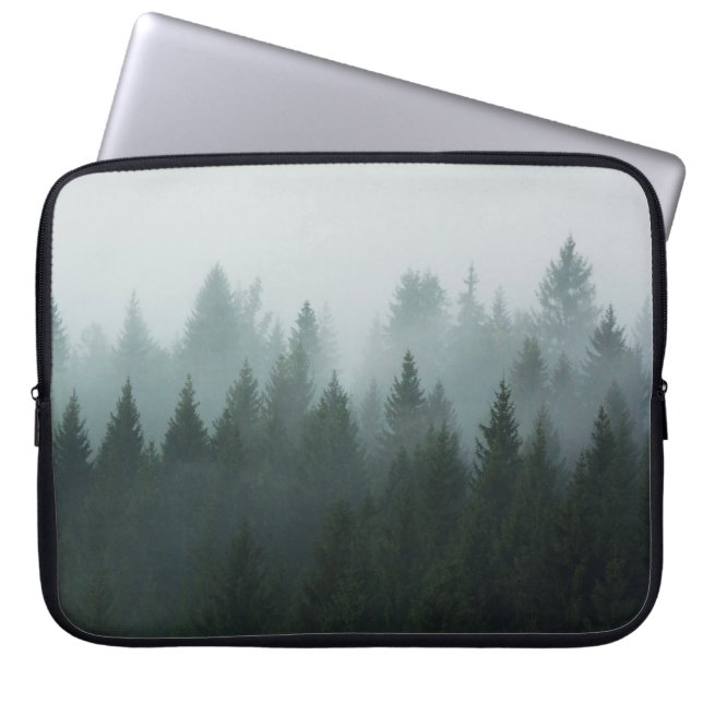 Skogen i morgondimman i berget. Spruce Laptop Fodral (Framsidan)