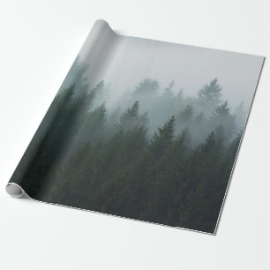 Skogen i morgondimman i berget. Spruce Presentpapper