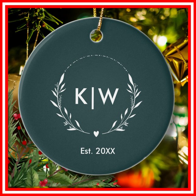 Skoggrön och vit | Moderna initialer monogram Julgransprydnad Keramik (Skapare uppladdad)