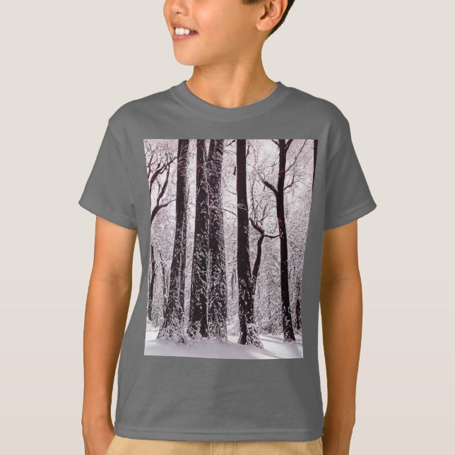 SKOGIGT VINTERLANDSKAP MED SNÖ  T-Shirt (Framsida)