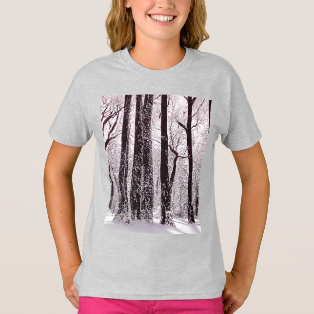 SKOGIGT VINTERLANDSKAP MED SNÖ  T-Shirt (Framsida)