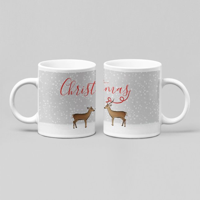 Skogs hjort God Jul Vinter Kaffemugg (Woodland deer Merry Christmas mug with snowy winter background and elegant red script holiday design)