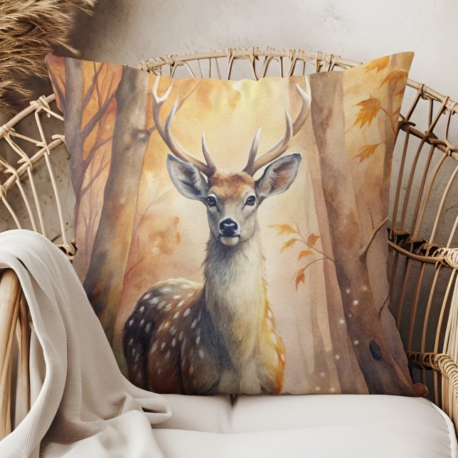 Skogs hjortar höst – Naturinspirerad höstdekor Kudde (Woodland Deer Autumn – Nature-Inspired Fall Decor Throw Pillow in a boho rattan armchair)