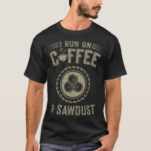 Skogsarbete i Springa på kaffe och sågspån från pi T Shirt