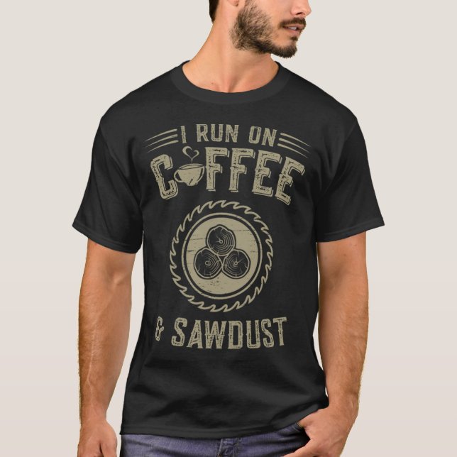 Skogsarbete i Springa på kaffe och sågspån från pi T Shirt (Framsida)
