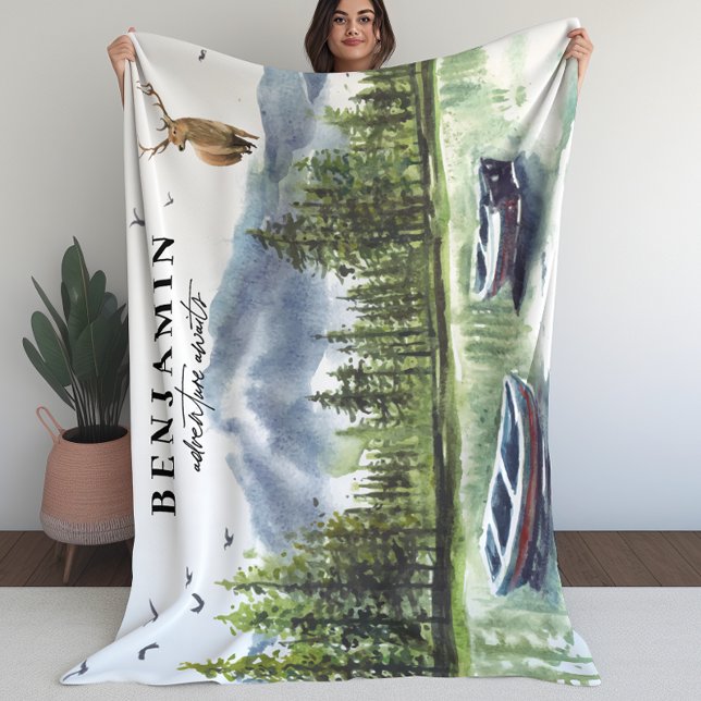 Skogsbergen Äventyr Awaits Forest Mountain & Canoe Fleecefilt (Woodland Adventure Awaits Forest Mountain & Canoes Fleece Blanket)