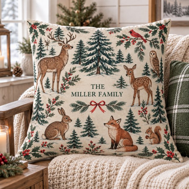 Skogsdjur Anpassat Familjenamn Kudde (Custom family name holiday pillow featuring a vintage woodland forest animal toile pattern.)