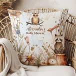 Skogsdjur, babyskor kudde<br><div class="desc">Förbättra den mysiga ambitionen med din babydusch med vår Woodland Forest Animals Baby Shower Dekorativ kudde. Den här kudden läggs till med charmerande illustrationer av skogslevande varelser i en lush-skogsbakgrund och ger en viskfull beröring till firande. Vår dekorativ kudde är skapad med mjuk och hållbar väv och fångar upp skogens...</div>