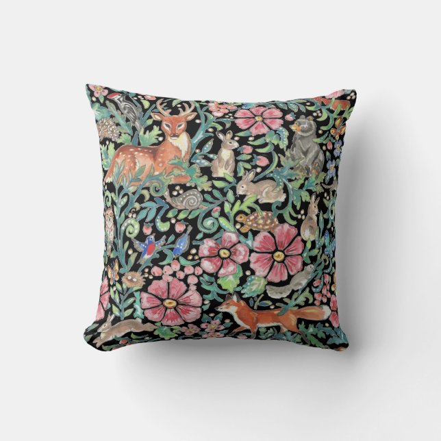 Skogsdjur i färg på svart skog kudde (Framsida)