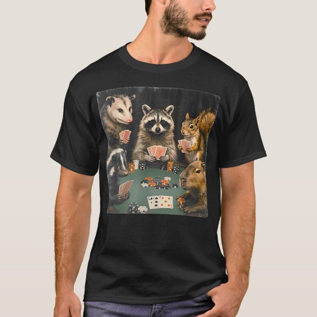 Skogsdjur som spelar poker kortspel t shirt (Framsida)