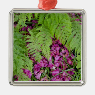 Skogsfärger med rosa blomblad på marken julgransprydnad metall
