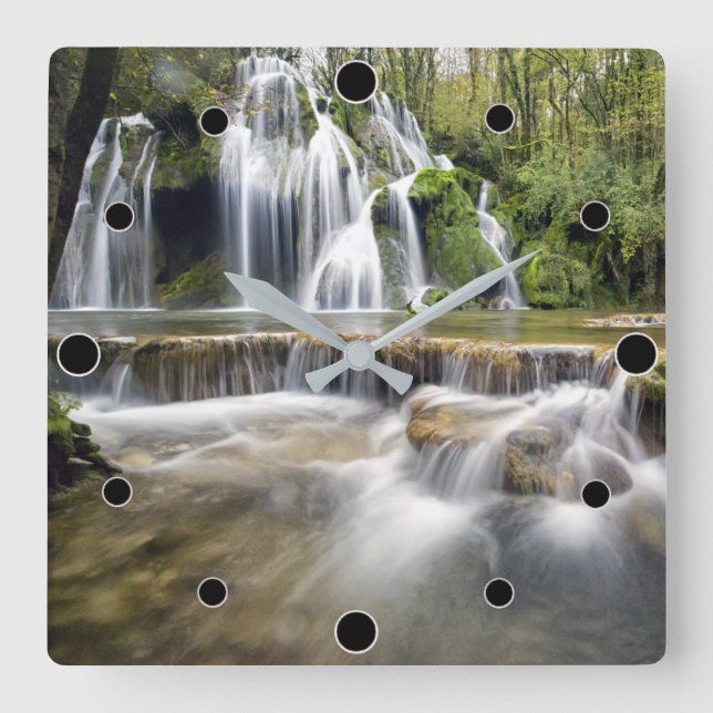 Skogsfloden med vattenfall fyrkantig klocka (Framsida)