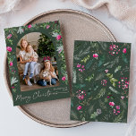 Skogsfoto för Grönt och Rosa av botaniskt båge 1 Julkort<br><div class="desc">Den här samlingen har vattenfärgsskarpa blommigtar för rosa,  bär och vintergröna med modern och elegant typografi,  med ett botaniskt mönster baksida på vintern.</div>