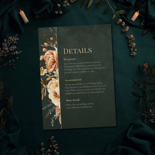 Skogshäxa Grön Blommig Bröllopsdetaljkort Inbjudningar (Forest Witch Green Floral Wedding Details Card on a dark green witchy wedding table with botanicals)