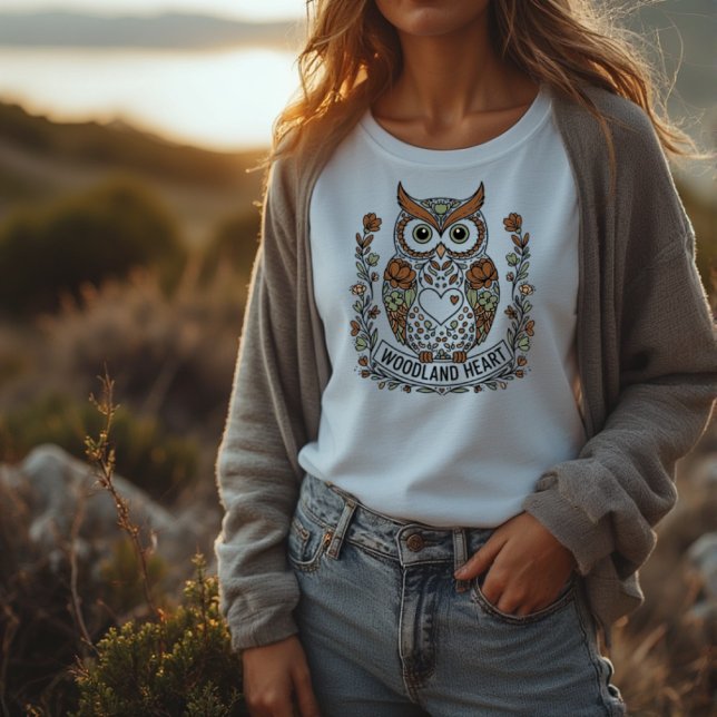 Skogskarvvis brun uggla t shirt (A wise brown owl with a woodland heart full of love and peace.)