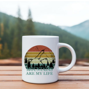 Skogslandskap i gräs träd kaffemugg