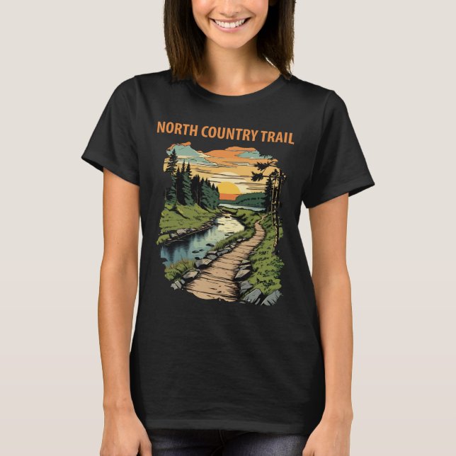Skogsretro-resa på North Country Trail T Shirt (Framsida)