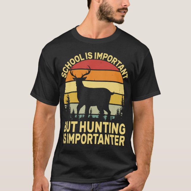 Skola är viktigt men jakt är viktigare t shirt (Framsida)