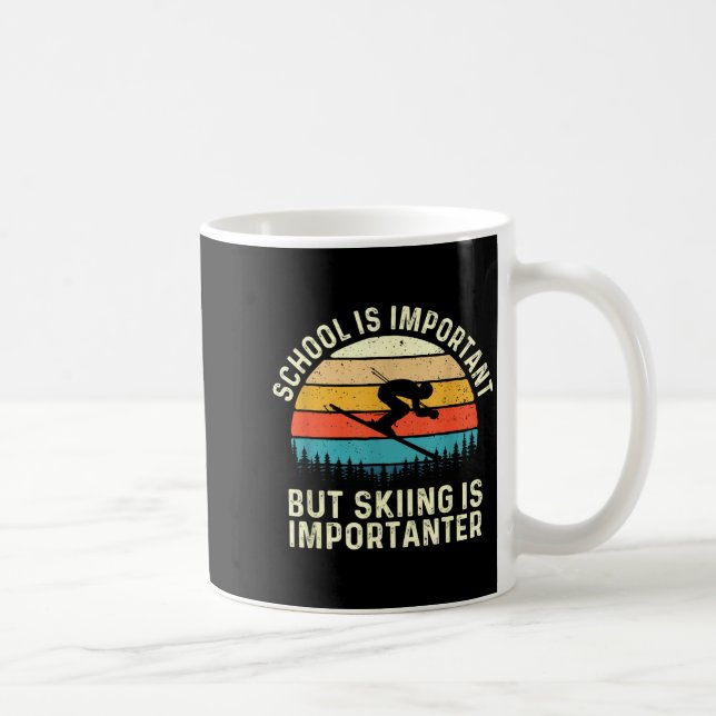 Skola är viktigt men skidåkning är viktigare - kaffemugg (Höger)
