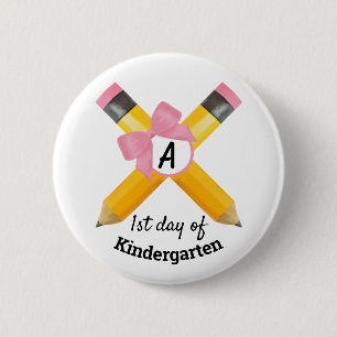 Skola ritar den första dagen av dagismonogramen knapp