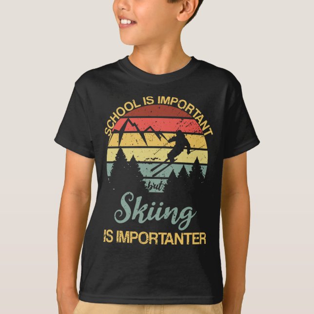 Skolan är viktig, men att hoppa är viktigt Ski T Shirt (Framsida)