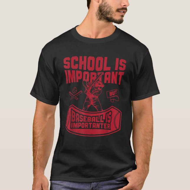 Skolan är viktig, men basket är viktigt. t shirt (Framsida)