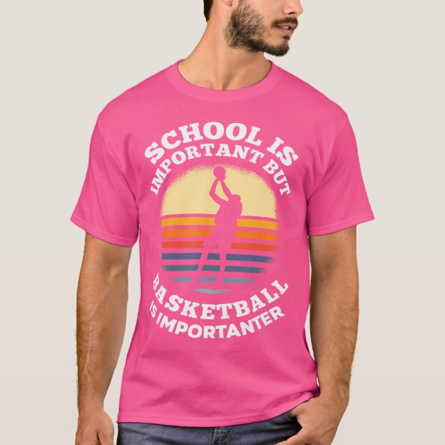 Skolan är viktig, men basketboll är viktigt t shirt (Framsida)