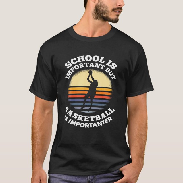 Skolan är viktig, men basketboll är viktigt t shirt (Framsida)
