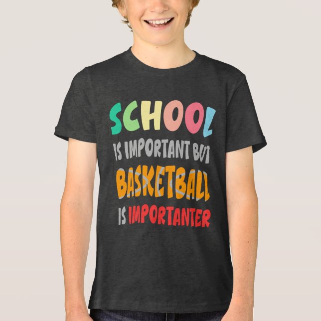 Skolan är viktig, men basketboll är viktigt t shirt (Framsida)