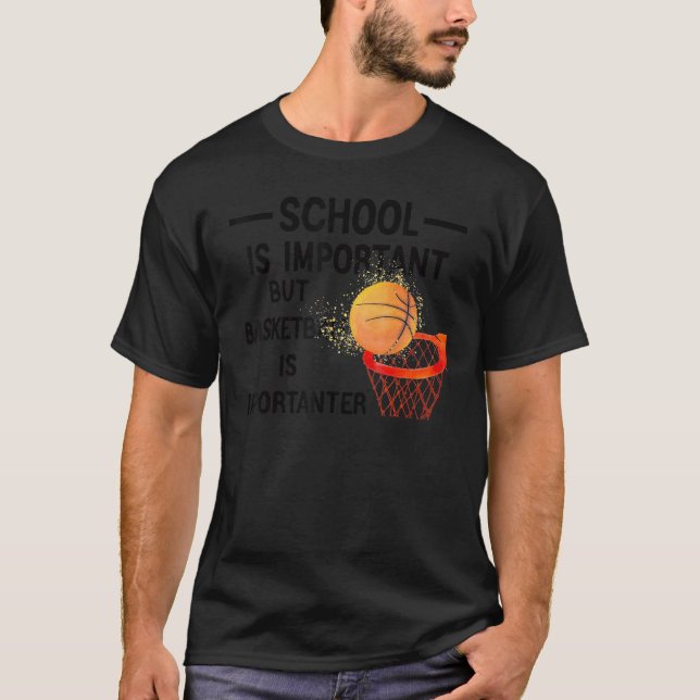 Skolan är viktig, men basketboll är viktigt t shirt (Framsida)