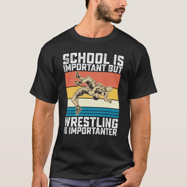 Skolan är viktig men brottning är viktigare t shirt (Framsida)