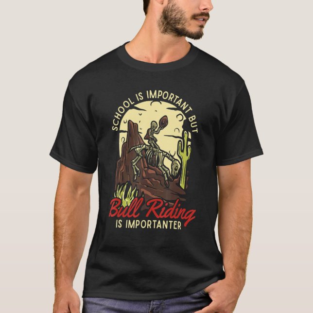 Skolan är viktig, men Bull Riding är viktigt T Shirt (Framsida)