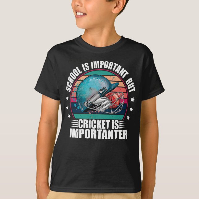 Skolan är viktig, men Cricket är viktigt T Shirt (Framsida)