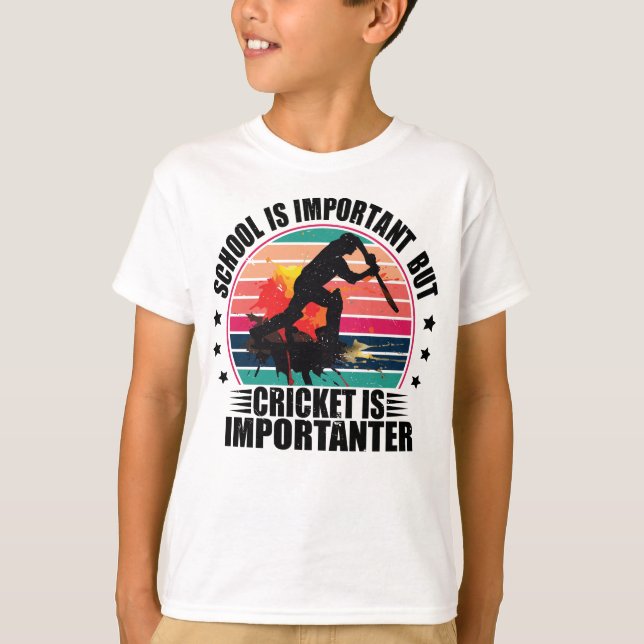 Skolan är viktig, men Cricket är viktigt T Shirt (Framsida)