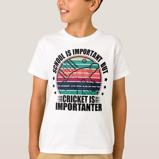 Skolan är viktig, men Cricket är viktigt T Shirt (Framsida)