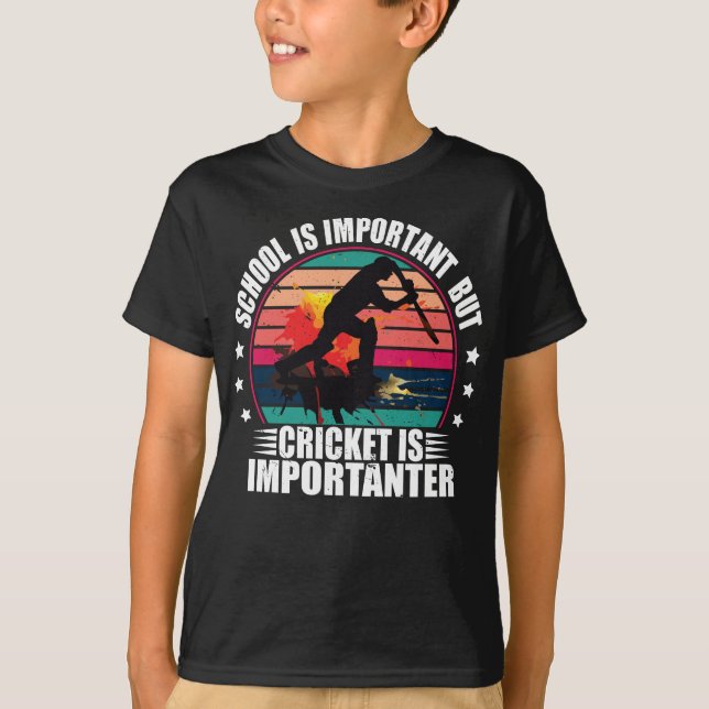 Skolan är viktig, men Cricket är viktigt T Shirt (Framsida)